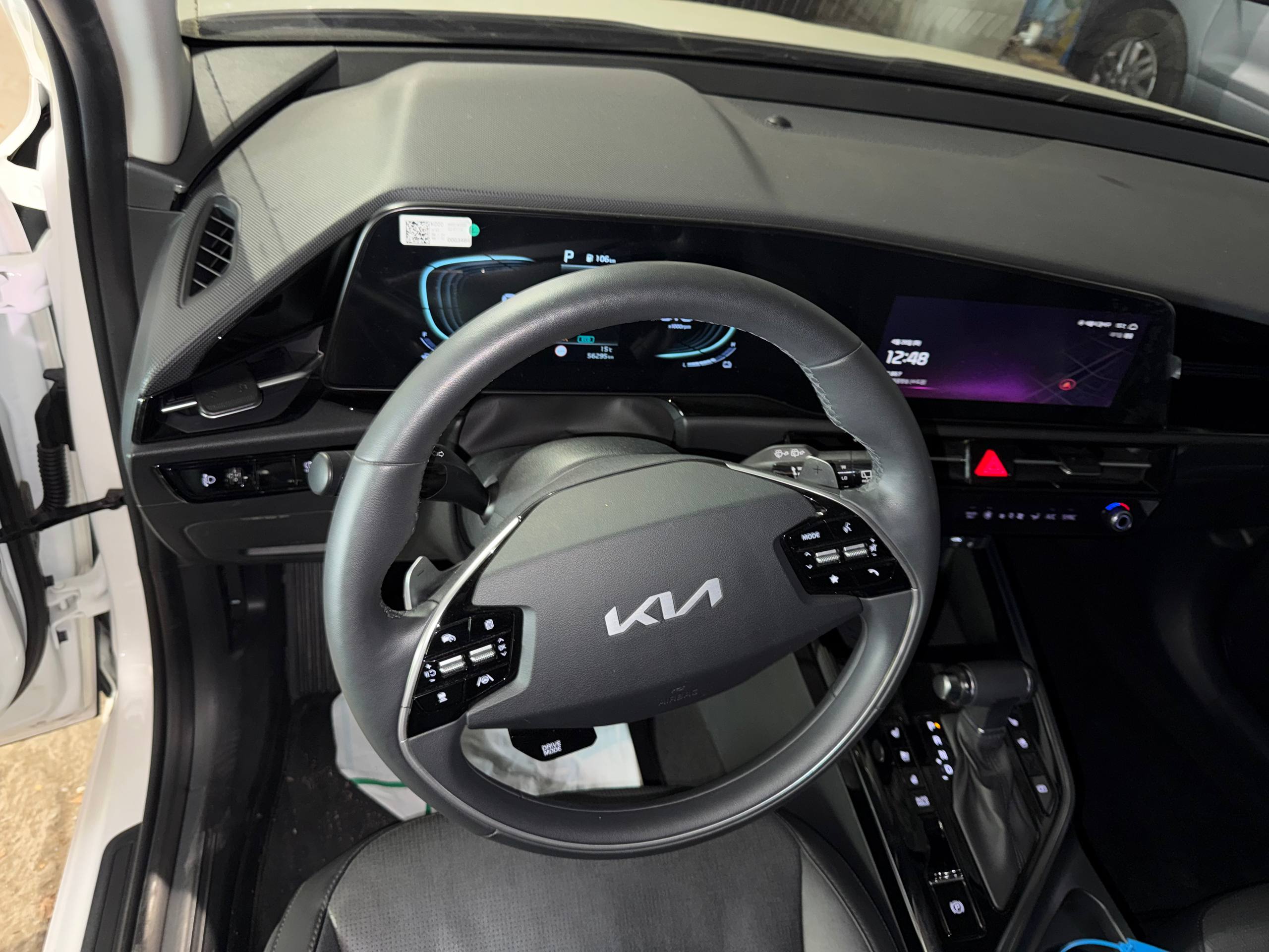 Kia Niro, белая. Обзор.